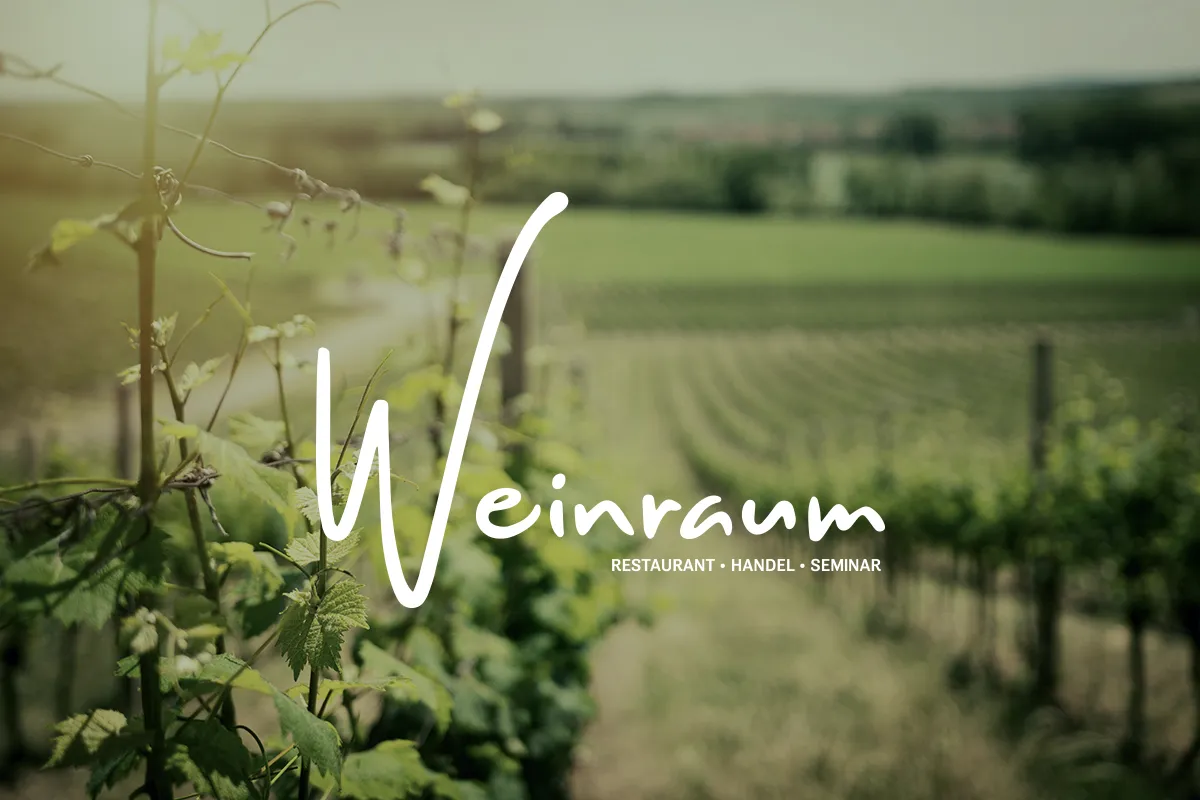 Weinraum-Logo auf Foto mit Weinpflanzen