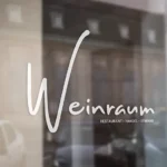 Weinraum-Logo als Fensterbeklebung