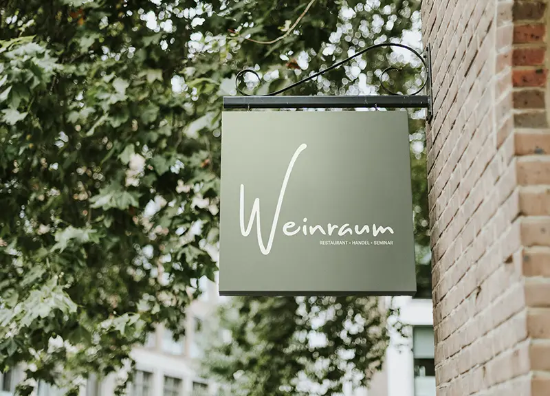 Weinraum-Logo auf Schild