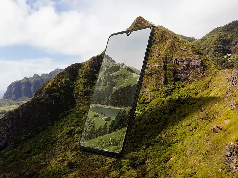 Smartphone liegt auf Felsgestein mit Bergpanorama im Hintergrund – Symbol für Überblick und Weitblick im Website-Prozess