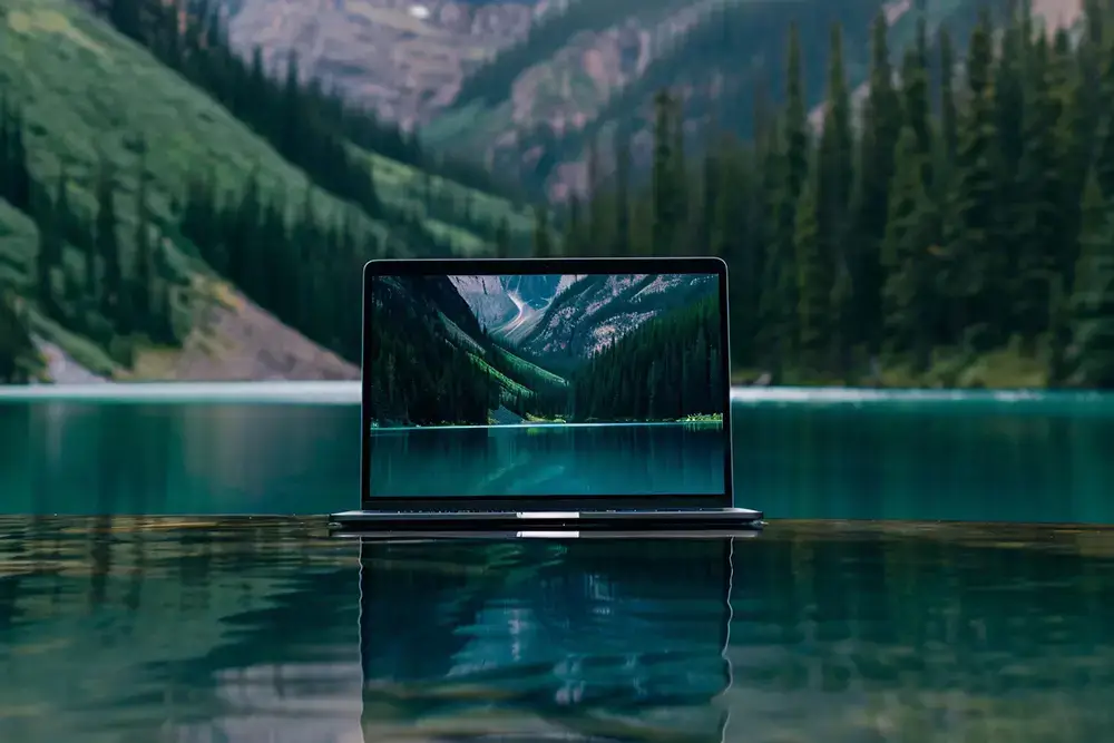 Laptop steht auf einem See – Metapher für Website-Design mit Tiefe