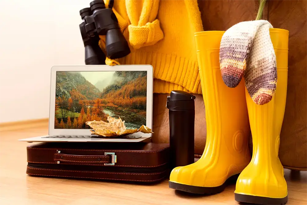 Laptop auf Koffer mit gepäck – Symbol für Website-Planung und Projektstart