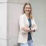 Portrait von Daria Brüggemann vor einer Hauswand