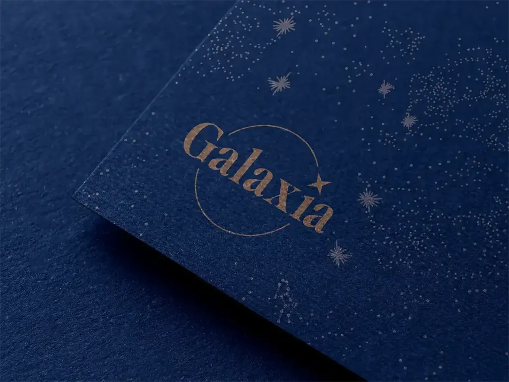 goldenes Logo geprägt auf blauem Papier