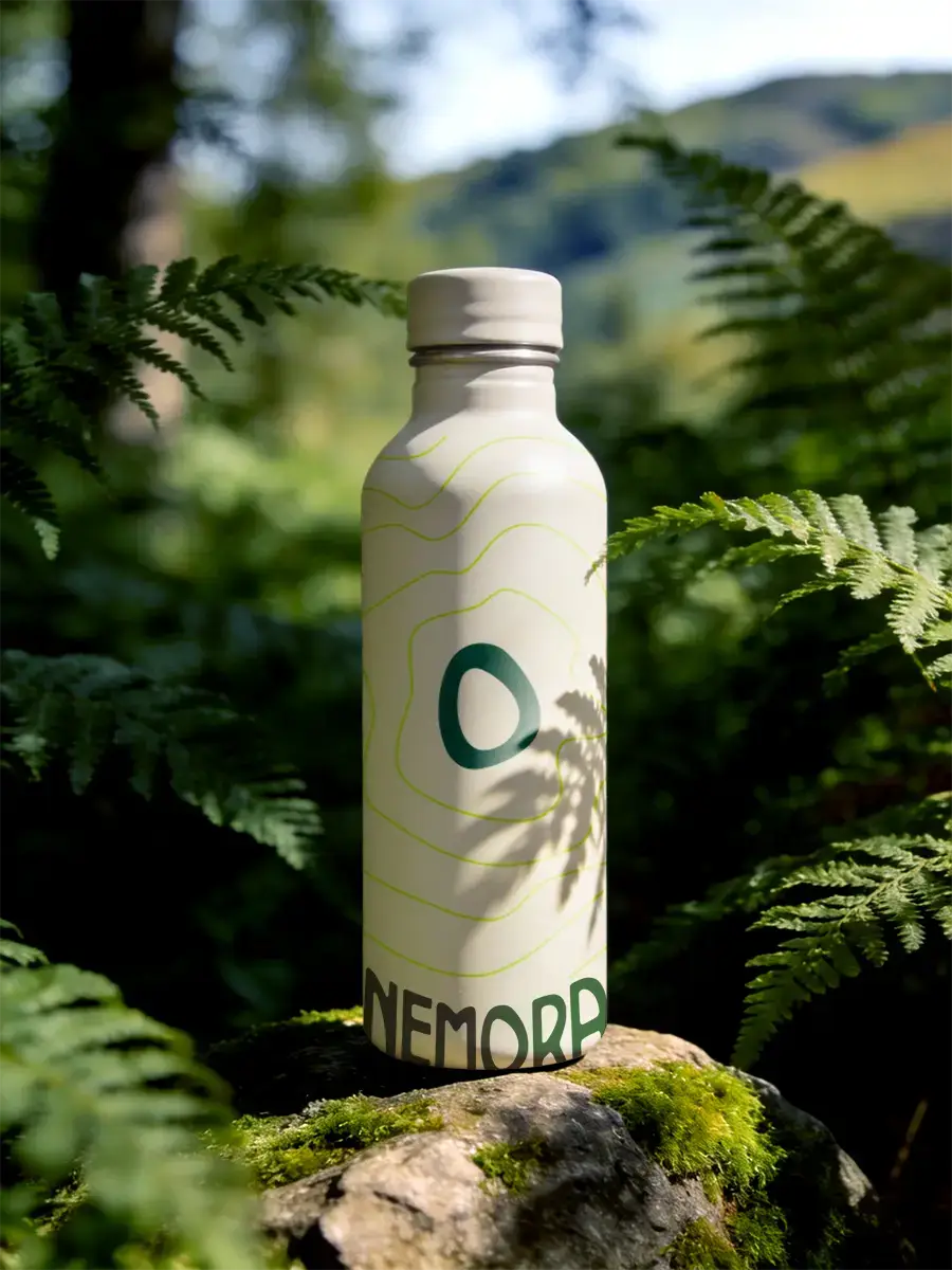 Flaschen-Mockup für Nemora Wald-Branding